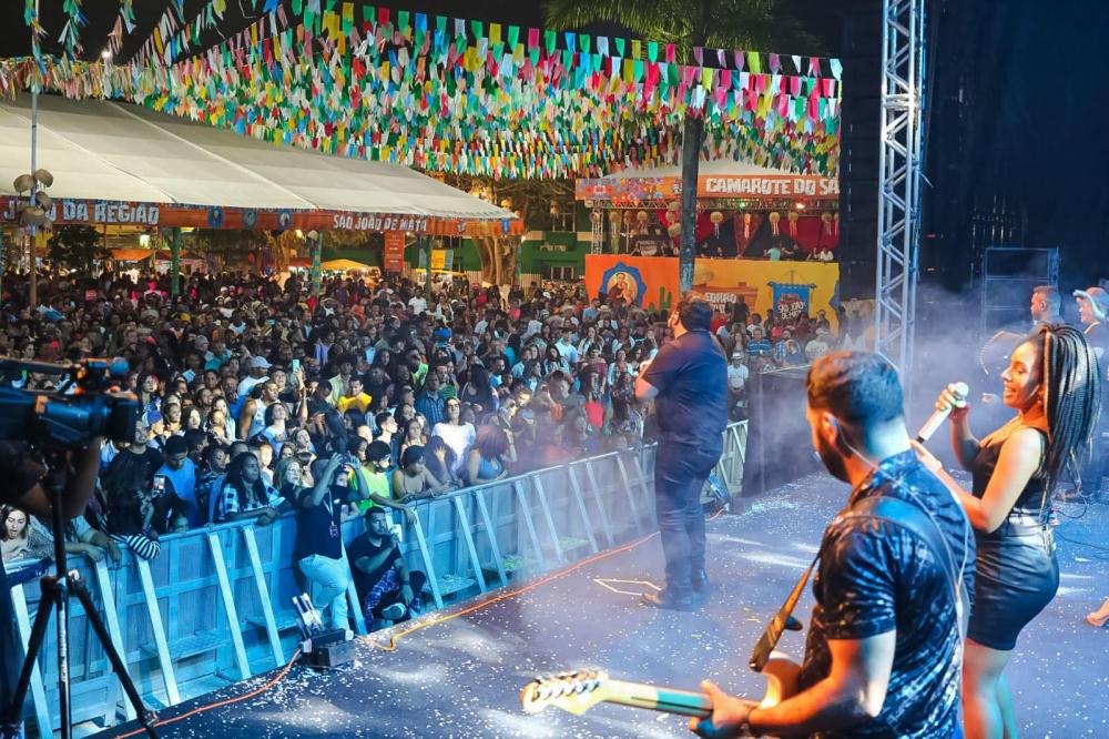 Mais de 10 mil pessoas lotam a Praça Amado Bahia no terceiro dia de festa