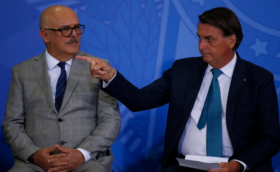 Bolsonaro defende Milton Ribeiro: 
