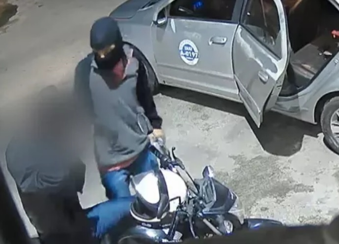 Homens usam táxi para assaltar motociclistas em Camaçari