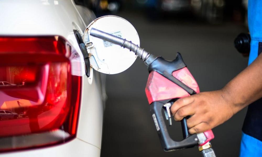Após redução de impostos federais, gasolina fica R$ 0,60 mais barata em Salvador