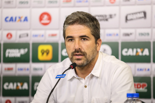 Rodrigo Pastana anuncia saída do Vitória: 'motivos familiares'