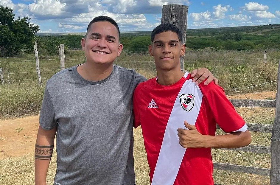 Luva de Pedreiro abre o jogo sobre situação financeira: 'Devendo até 70 conto'