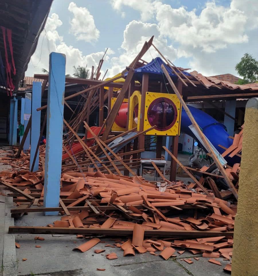 Parte do telhado de escola municipal desaba e deixa um ferido em Dias d’Ávila 