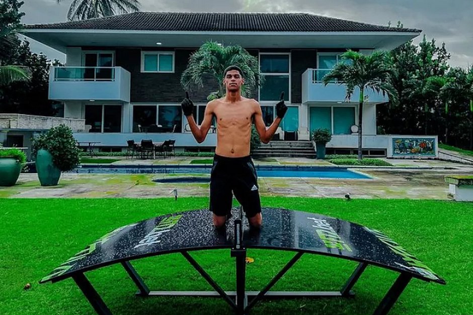 Luva de Pedreiro compartilha foto de mansão nova: 'Liberdade'