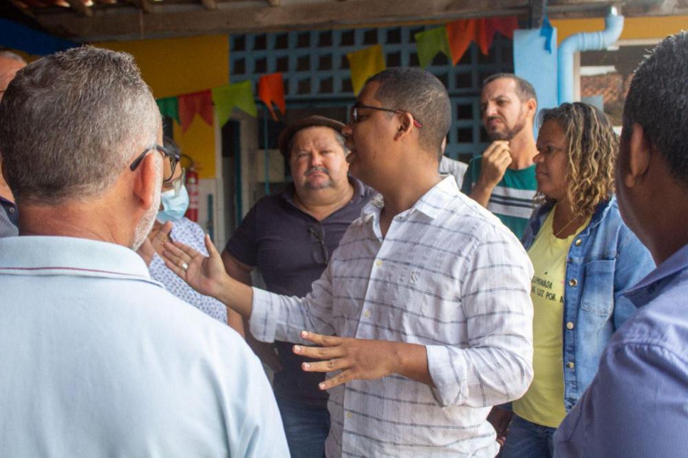 Renato Henrique visita escola que parte do telhado desabou e cobra reparos