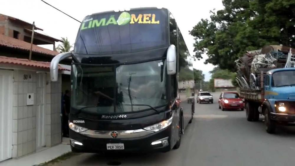 Ônibus da banda Limão com Mel se envolve em acidente com 2 carros na BR-116