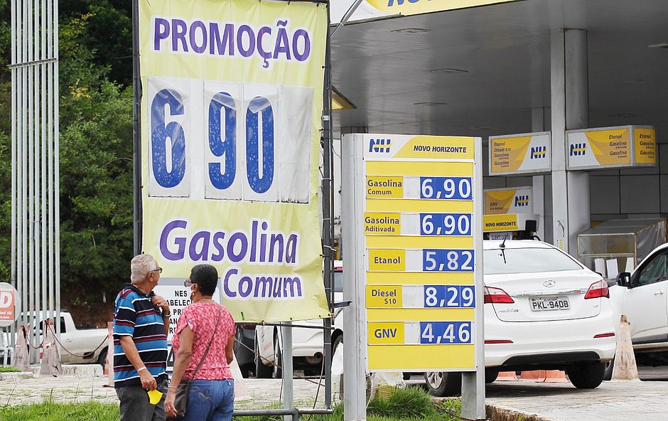 Gasolina comum registra queda e custa menos de R$ 7 em Salvador