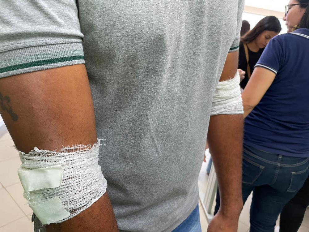 Telão atinge prefeito e presidente da Câmara em inauguração de quadra em Mata de São João