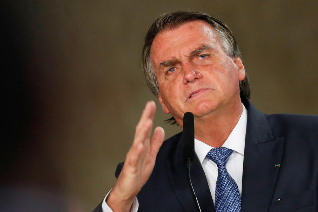 Bolsonaro obriga postos a informarem queda no preço dos combustíveis