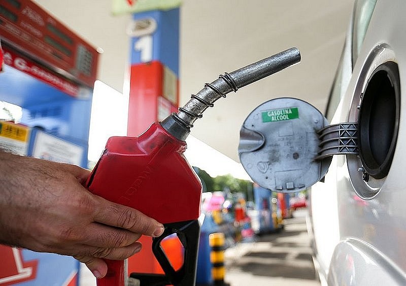 Acelen anuncia redução de 5,2% na gasolina na Bahia 