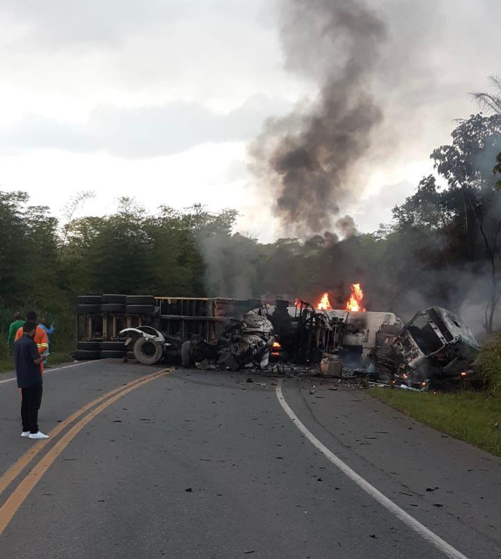 Colisão entre duas carretas interdita rodovia BA-093, próximo ao Rolf