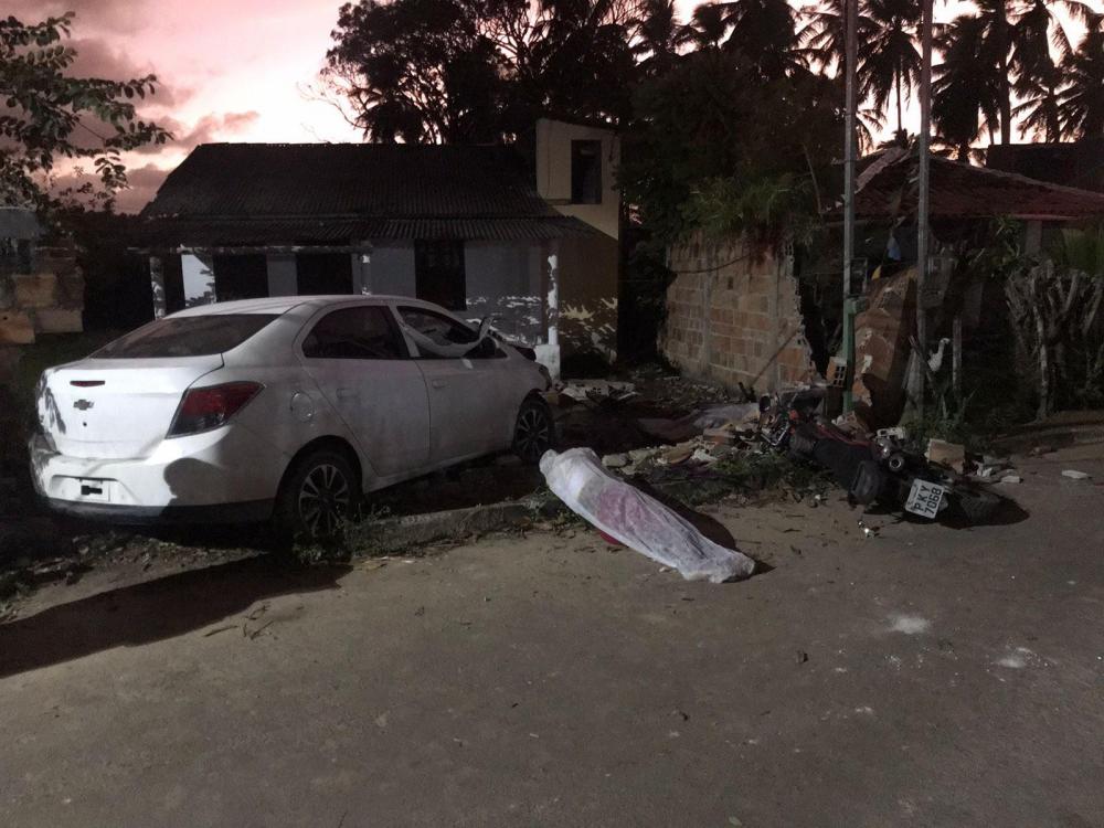 Acidente entre carro e motocicleta deixa dois mortos em Arembepe