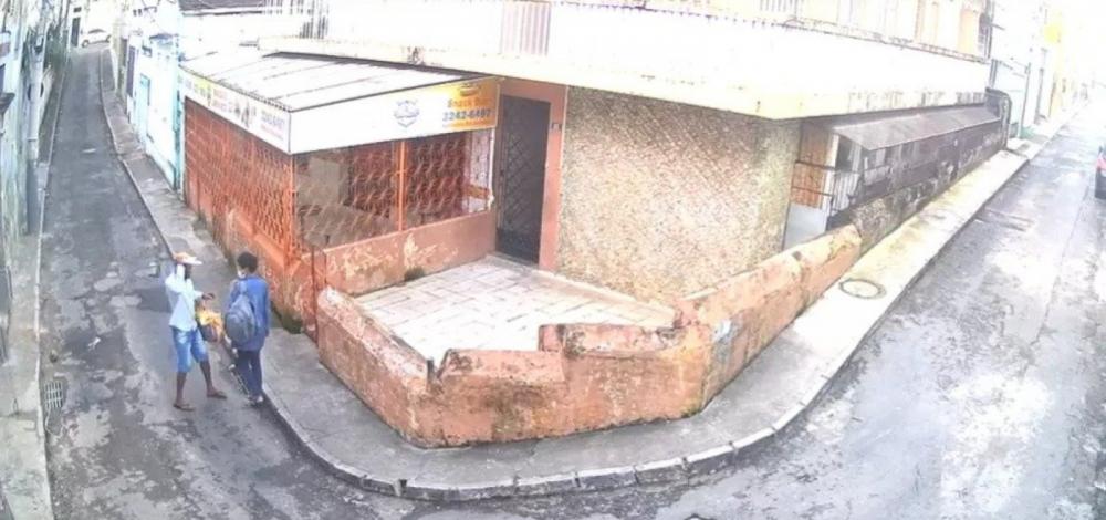 Mulher é esfaqueada após reagir a tentativa de assalto no Santo Antônio