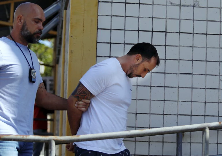 Polícia faz perícia em gaze, celular e ampolas de hospital