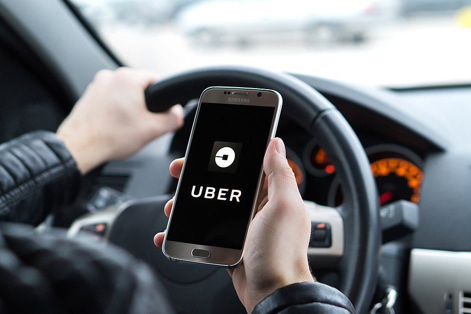 Mulher sofre tentativa de sequestro em Uber e foge pulando do carro em Salvador