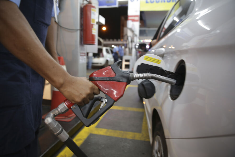 Pressionada, Petrobras cogita reduzir valor da gasolina