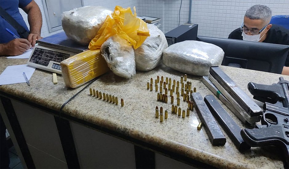 Polícia apreende metralhadoras e drogas com suspeito em Camaçari 