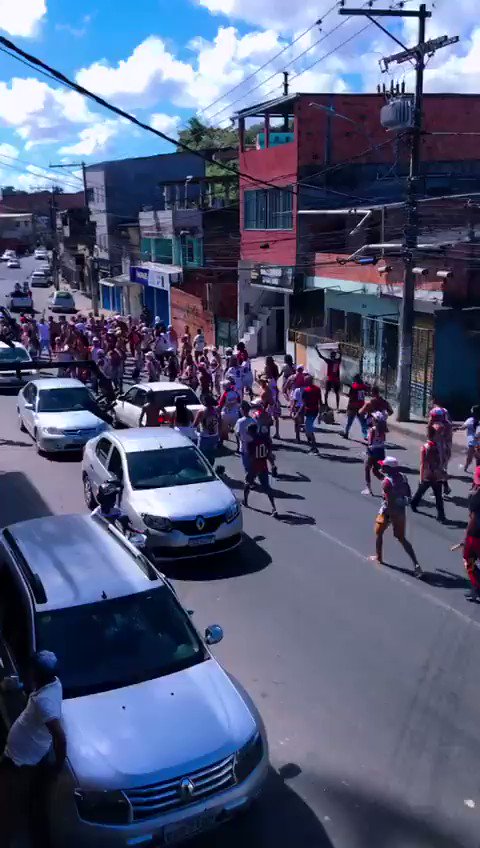 Antes de jogo, torcedores do Vitória agridem motociclista próximo ao Barradão; veja vídeo