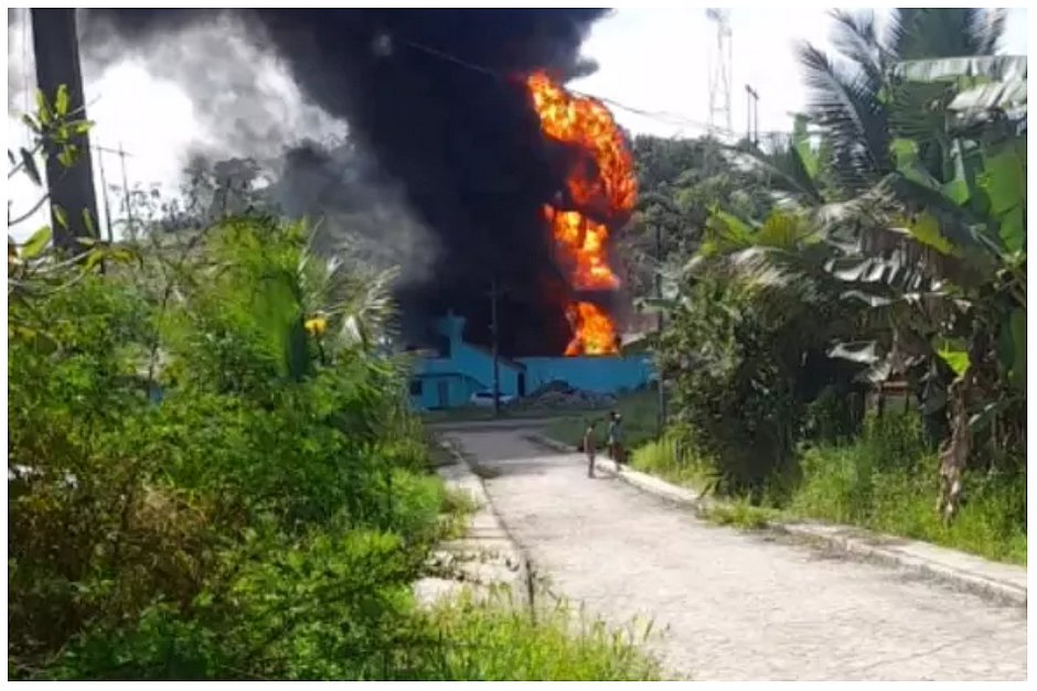 Explosão causa incêndio em depósito de Candeias e deixa cinco feridos