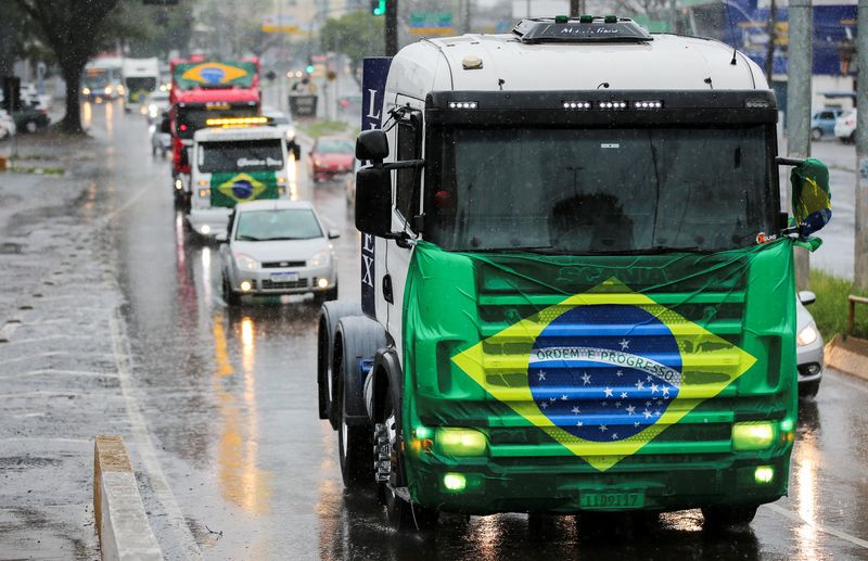 Bolsonaro quer auxílio dobrado para caminhoneiros em agosto