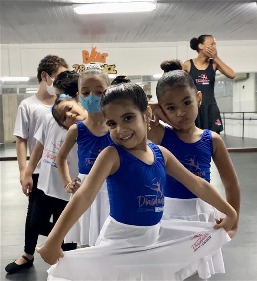 Prefeitura entrega novos fardamentos para a Escola de Ballet Diasdança