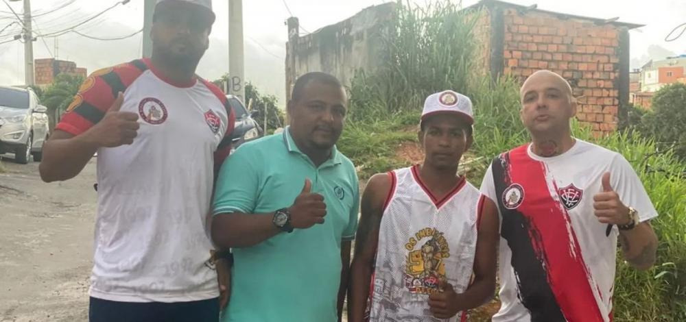 Torcida Os Imbatíveis se encontra com motociclista agredido e promete ressarcir prejuízo