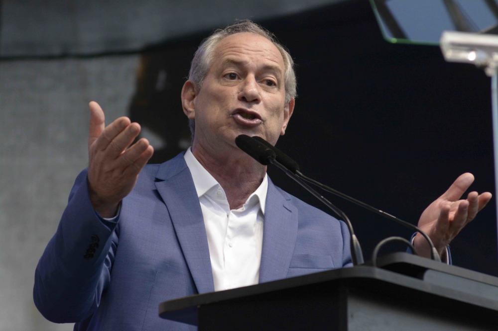 Agora candidato oficial, Ciro critica Lula e Bolsonaro