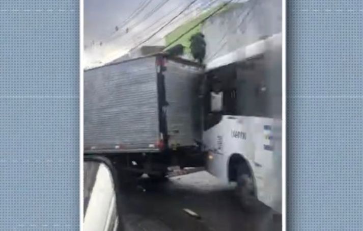 Acidente entre ônibus, caminhão e quatro carros causa engarrafamento em Salvador
