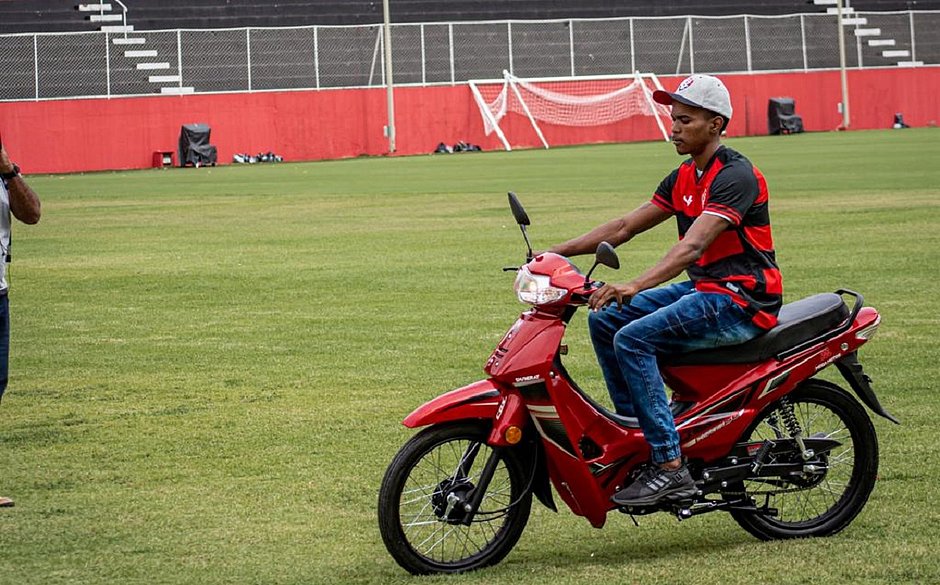 Barbeiro agredido por torcedores ganha moto do Vitória