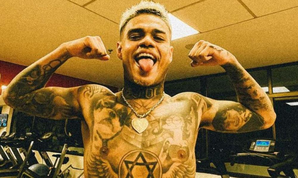 Funkeiro MC Cabelinho desmaia em show após se jogar na plateia; assista