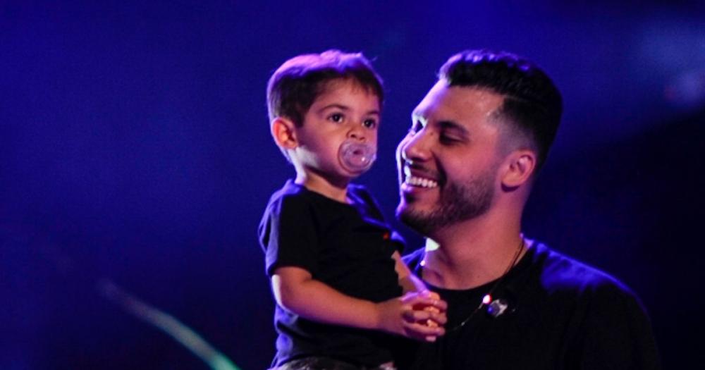 Vídeo: Murilo Huff homenageia Marília Mendonça e canta com Léo no colo