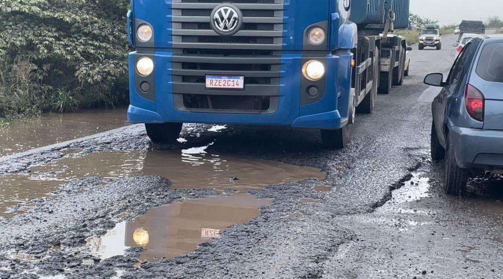 Via esburacada dificulta trânsito de veículos em trecho de viaduto da Caraíbas