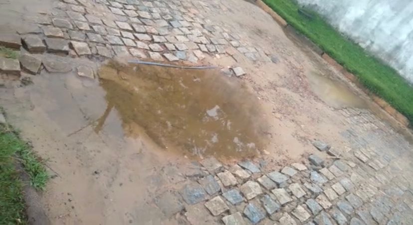 Moradores de Vila de Sauipe reclamam de rua esburacada após serviço da Embasa 