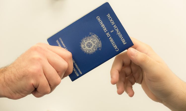 Desemprego cai para 9,3% e tem menor taxa em sete anos