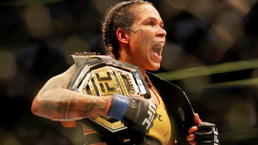 Pojucana Amanda Nunes supera Julianna Peña e volta a ficar com o cinturão do peso-galo 