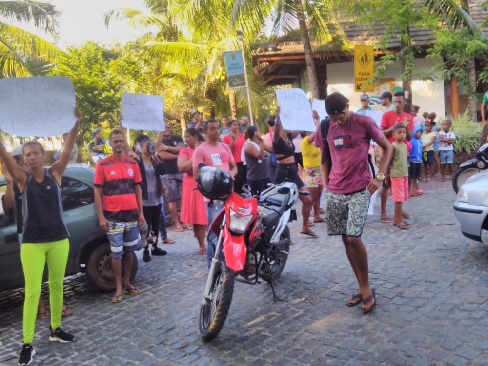 Em protesto, moradores de Olhos d’Água interditam entrada de Praia do Forte e pedem por melhorias 