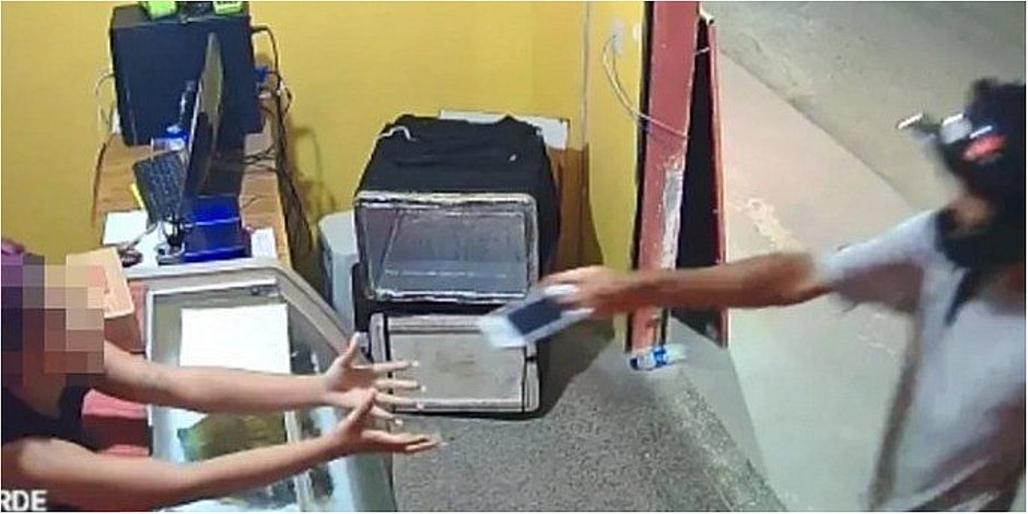 Assaltante sente pena de atendente de pizzaria e devolve celular em Camaçari