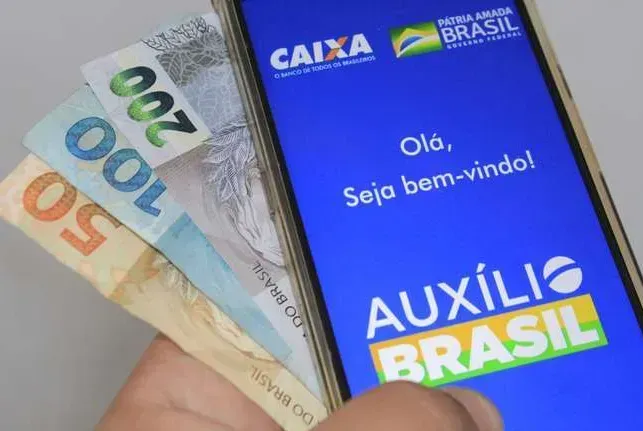 Governo sanciona lei que valida crédito consignado a inscritos no Auxílio Brasil