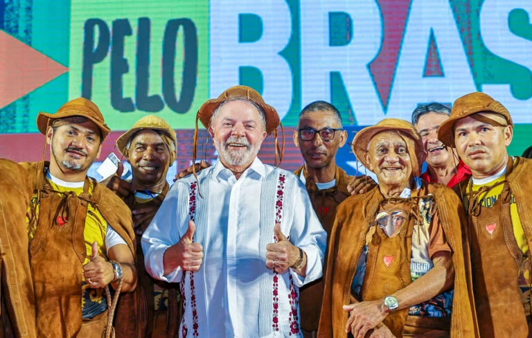 Lula desrespeita lei eleitoral e pede votos antes de data oficial