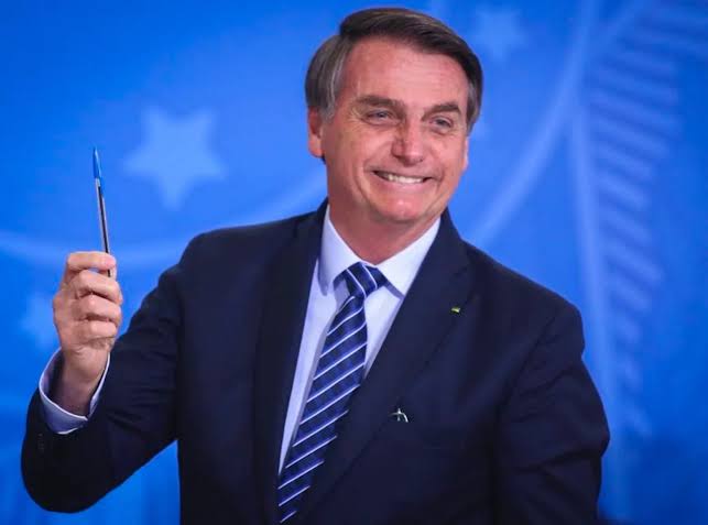 Bolsonaro sanciona projeto que fixa piso salarial para enfermeiros, técnicos, auxiliares e parteiras