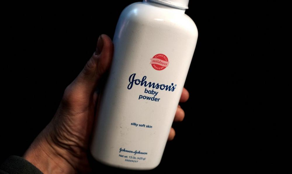 Johnson & Johnson suspenderá venda de talco em todo o mundo