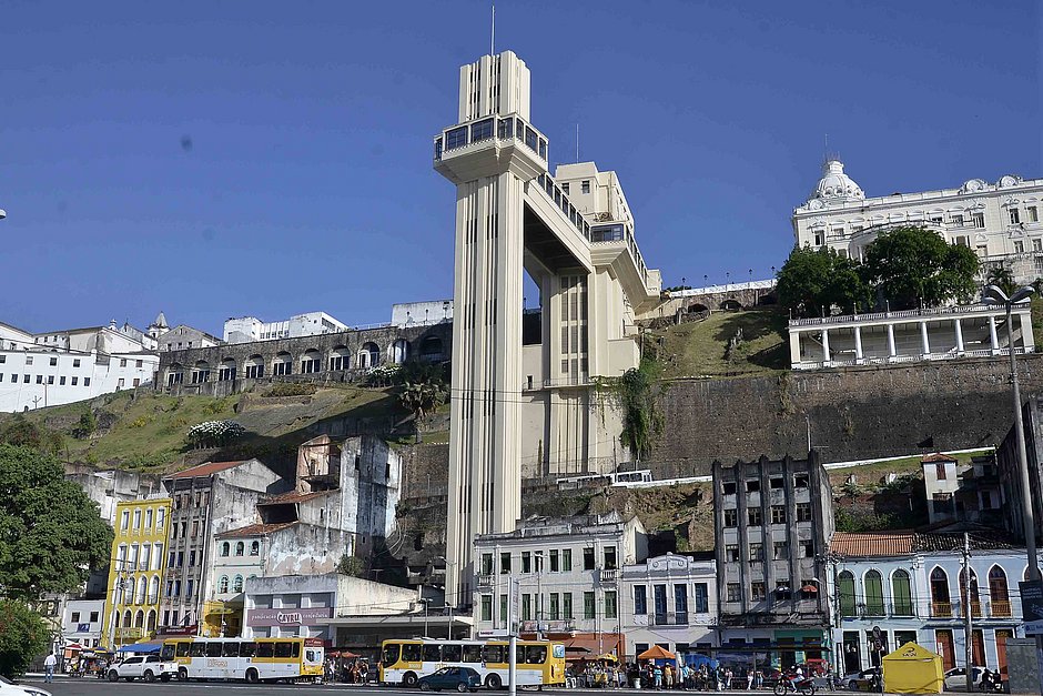 Mulher é morta a tiros em frente ao Elevador Lacerda