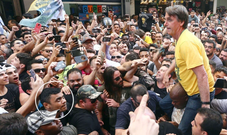 Bolsonaro revela que não achou colete dele no dia da facada