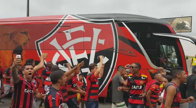 Ônibus do Vitória é recepcionado com festa pela torcida no Barradão