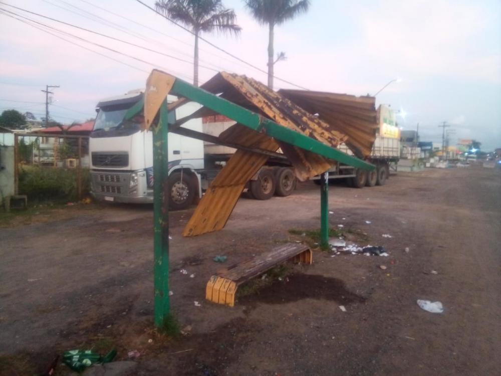 Moradores reclamam da situação de pontos de ônibus em Camaçari