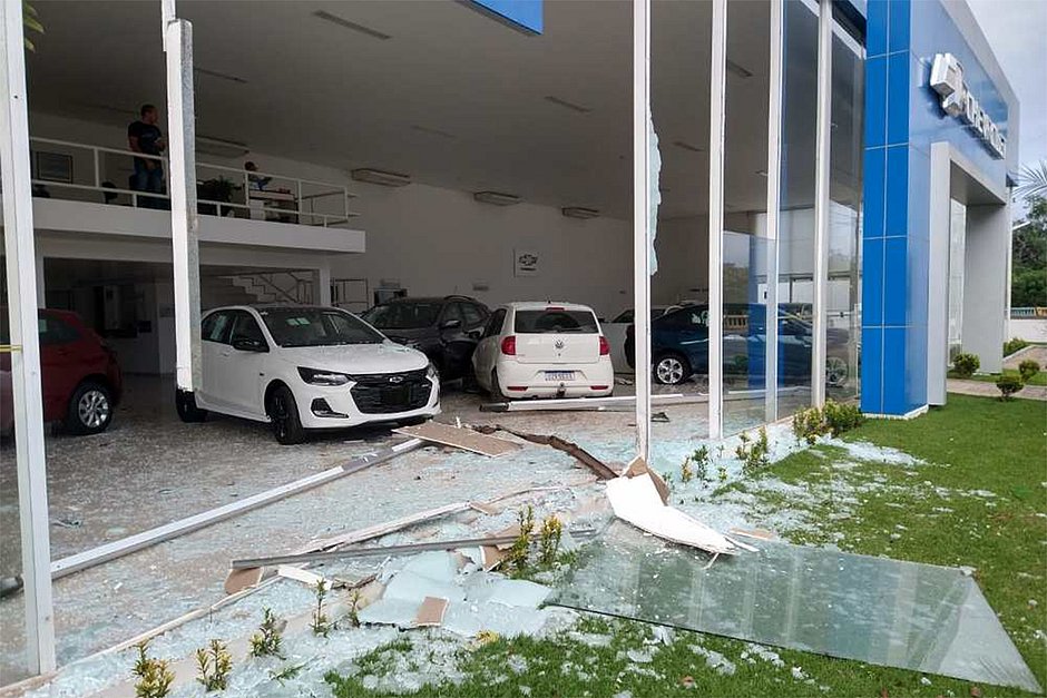 Motorista invade concessionária com carro e atinge quatro veículos 0 km em Jacobina