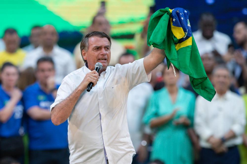Bolsonaro: Respeito a bandeira, a esquerda bota fogo nela