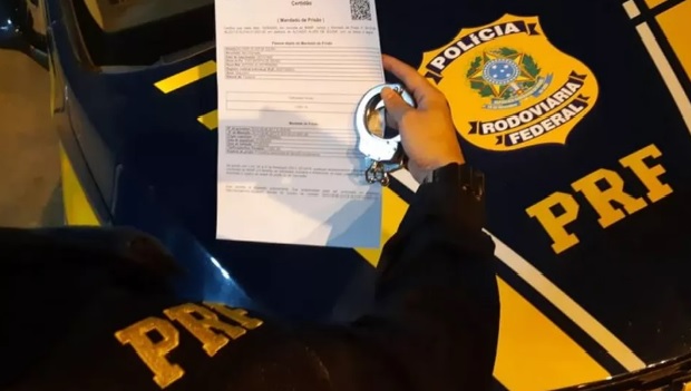 PRF apreende foragidos da Justiça no interior da Bahia