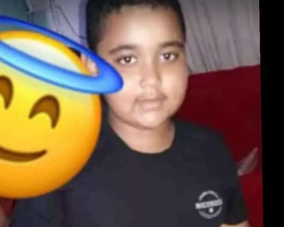 Menino morre após ser atingido por bala perdida enquanto jogava bola em Camaçari