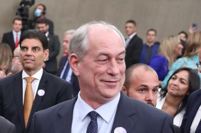 Ciro Gomes aciona o TSE para barrar candidatura de Bolsonaro